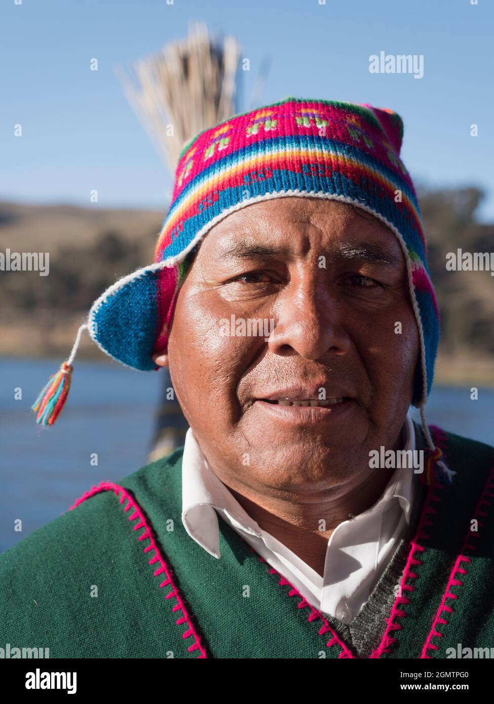 Titicacasee, Peru - 18. Mai 2018 Es ist vielleicht nur ein winziger, mit Schilf gebauter Vergnügungskatamaran, der seinen Handel für Touristen am Titicacasee ausführt, aber jede Schi Stockfoto