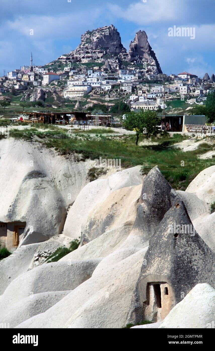 Goreme, Türkei - Juni 2003; Goreme in Zentralanatolien liegt in einem wundersamen Tal mit seltsamen Felsformationen des 'Fairy Chimney'. Die Gegend von Cappadocia Stockfoto