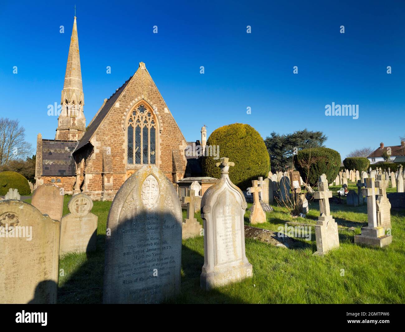 Abingdon, Oxfordshire, England - 17. April 2021; keine Menschen im Blick. Der schöne alte Abingdon Friedhof, der an einem schönen Frühlingsmorgen friedlich aussieht. Kürzlich Stockfoto