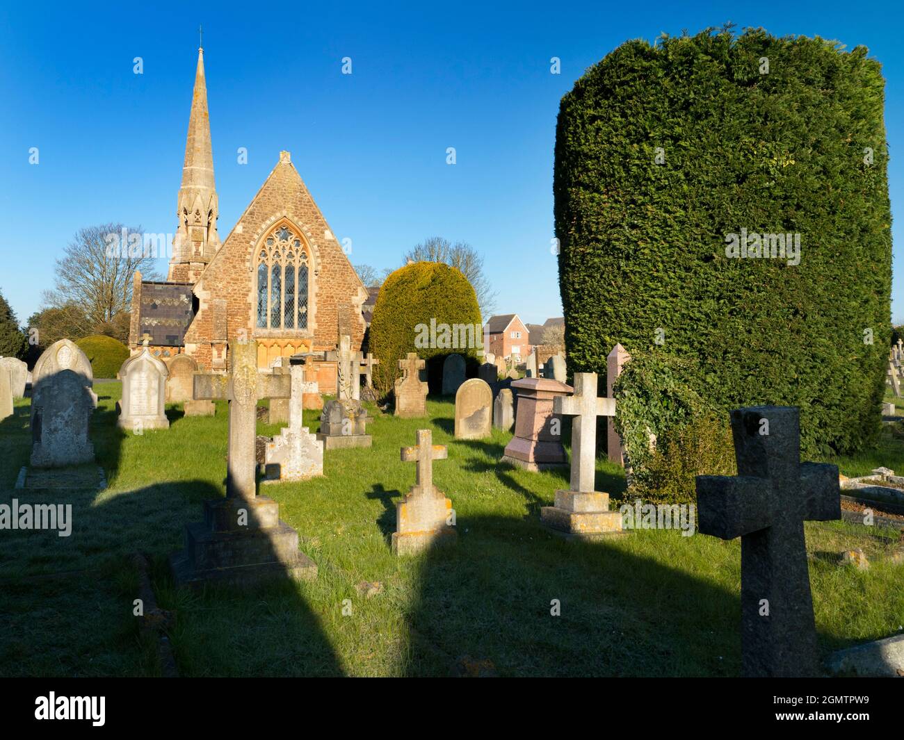 Abingdon, Oxfordshire, England - 17. April 2021; keine Menschen im Blick. Der schöne alte Abingdon Friedhof, der an einem schönen Frühlingsmorgen friedlich aussieht. Kürzlich Stockfoto