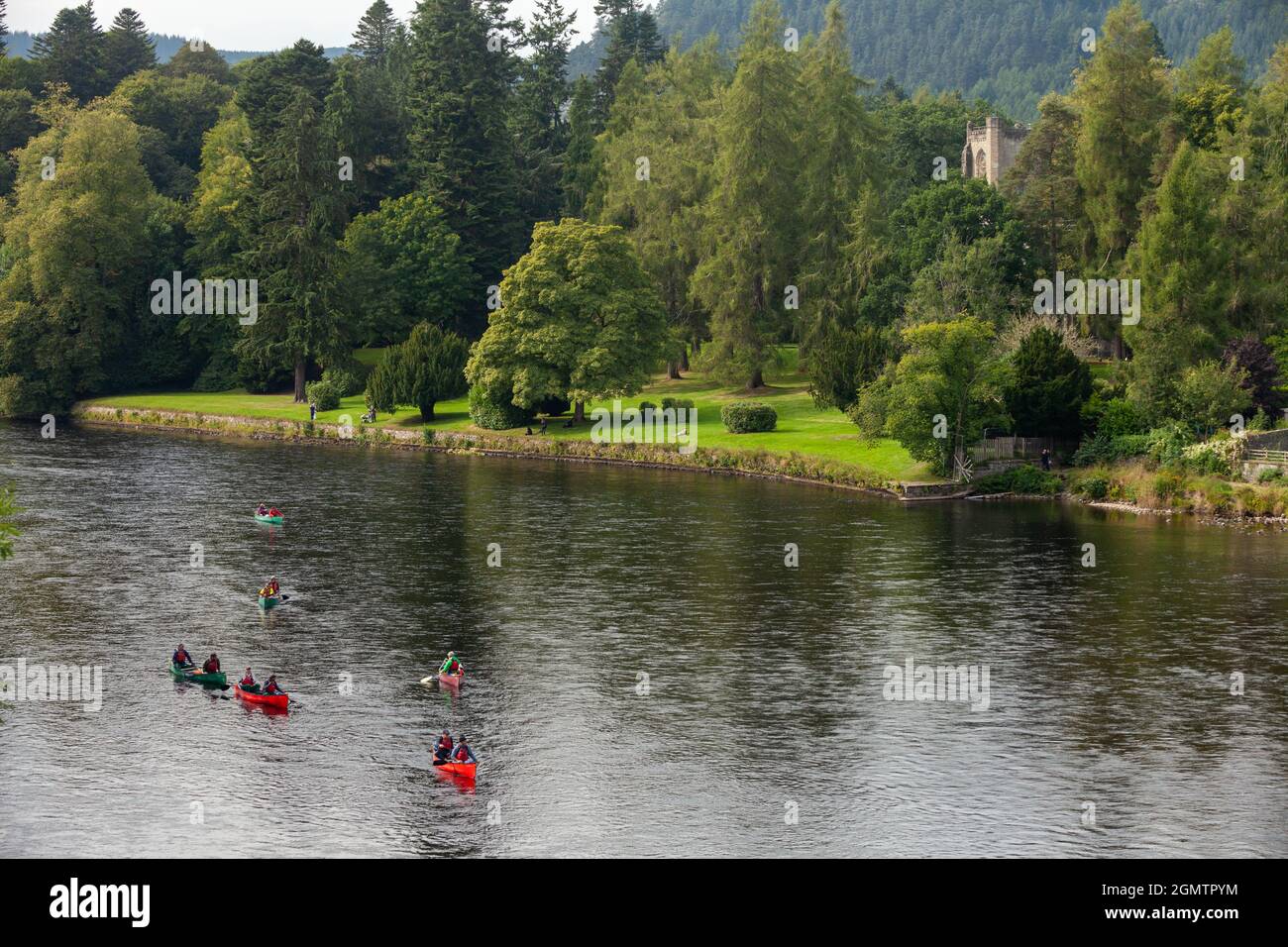Kajakfahrer auf dem Fluss Tay in Dunkeld Stockfoto