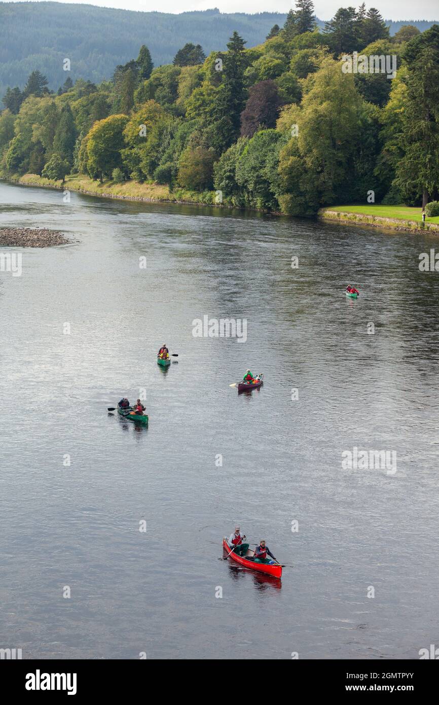 Kajakfahrer auf dem Fluss Tay in Dunkeld Stockfoto