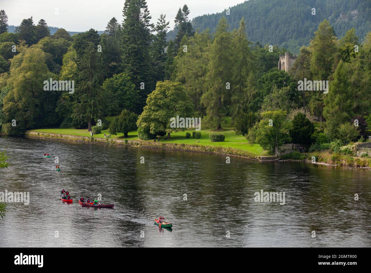 Kajakfahrer auf dem Fluss Tay in Dunkeld Stockfoto
