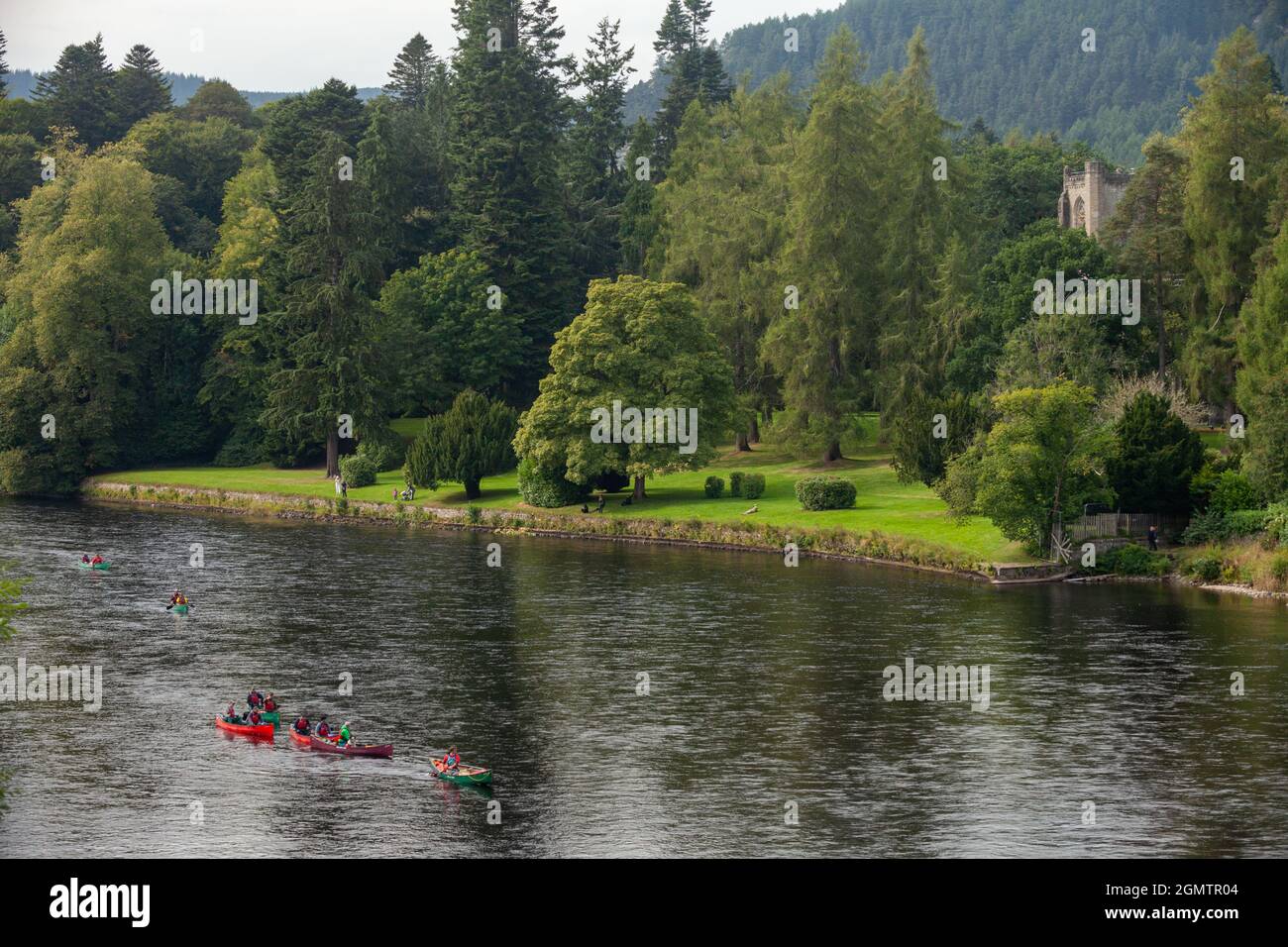 Kajakfahrer auf dem Fluss Tay in Dunkeld Stockfoto