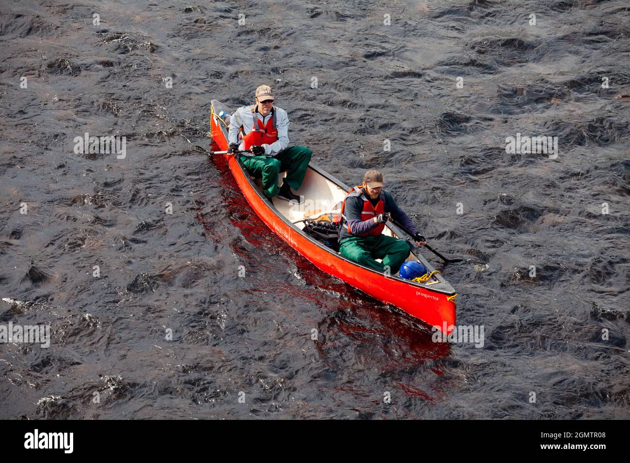 Kajakfahrer auf dem Tay von der Brücke in Dunkeld aus gesehen Stockfoto