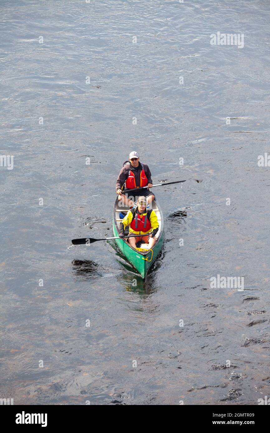 Kajakfahrer auf dem Tay von der Brücke in Dunkeld aus gesehen Stockfoto