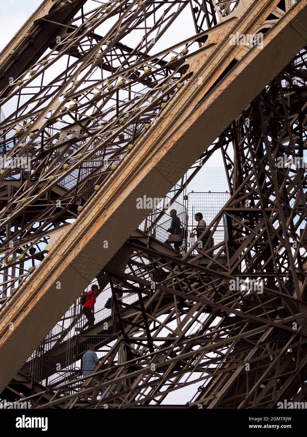 Paris, Frankreich - 18. September 2018 der 1889 Meter (1,063 Fuß) große Eiffelturm wurde für die Weltausstellung 324 erbaut und ist zu einer kulturellen Ikone von Paris geworden Stockfoto