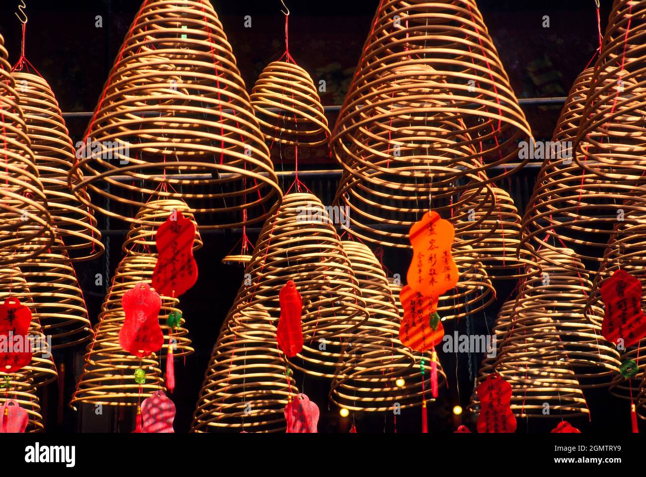 Hong Kong, 2004; der man Mo Tempel ist ein bekannter daoistischer Tempel in der Hollywood Road, auf den mittleren Ebenen der Insel Hong Kong. Dies ist eines der ältesten Rem Stockfoto