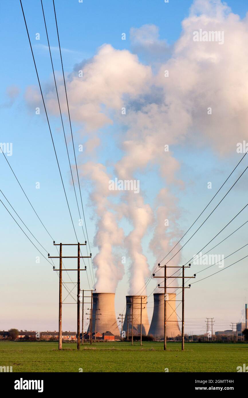 Didcot, Oxfordshire, Großbritannien; das 1970 eröffnete Kohlekraftwerk Didcot mit seinen mehreren riesigen Kühltürmen und Kaminen, das zum dom genutzt wurde Stockfoto