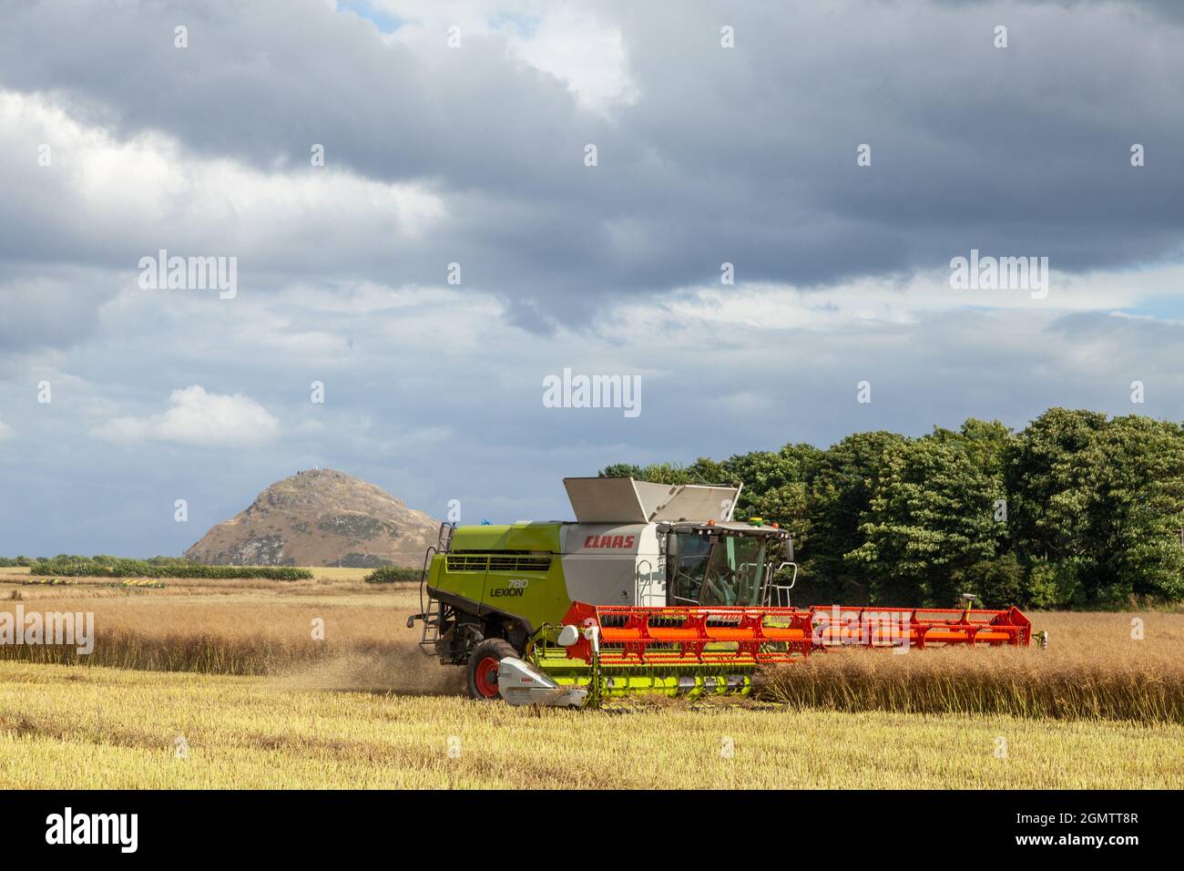 Mähdrescher auf dem Feld in der Nähe von North Berwick, East Lothian Stockfoto