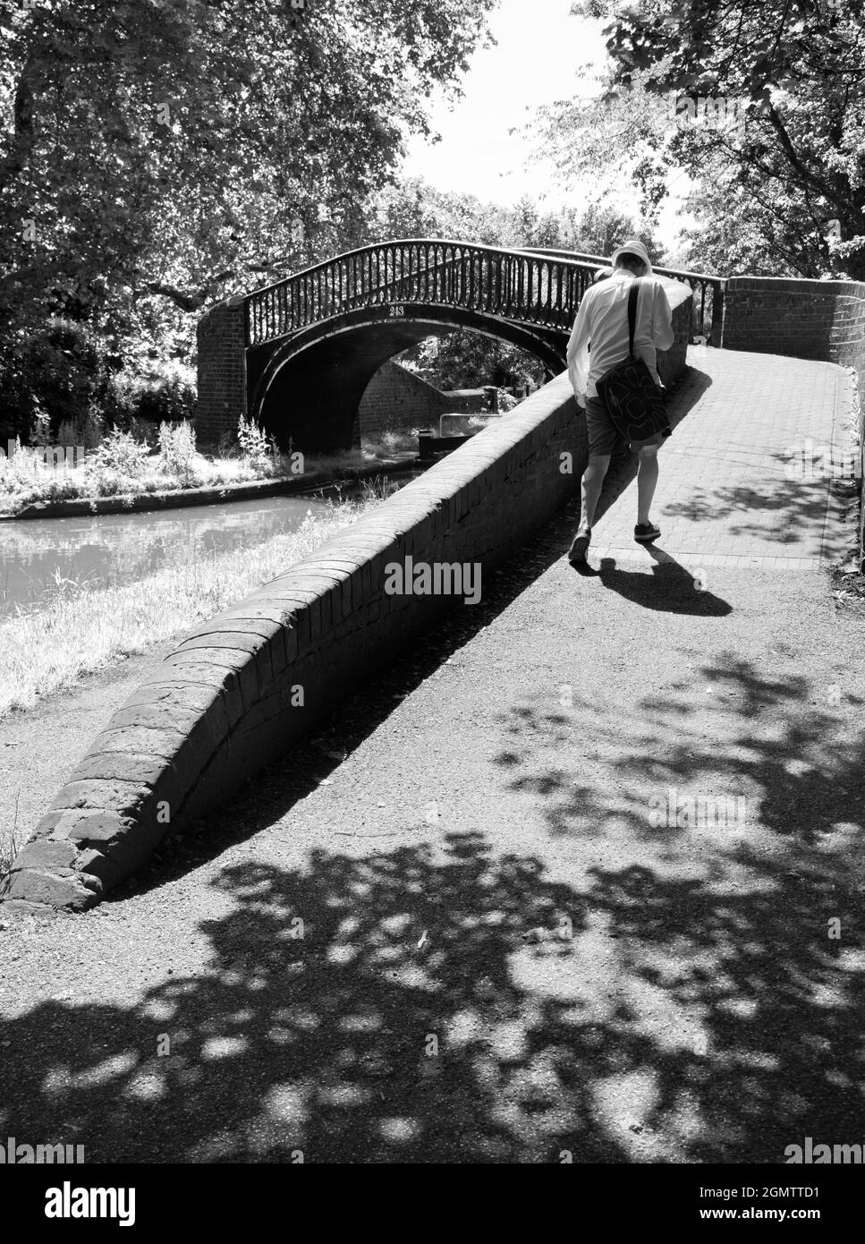 Oxford, England - 27. Juni 2019; ein Mann in Schuss. Die Wasserstraßen, Kanäle, Bäche und Flüsse von Oxford sind eine Quelle für viele ruhige, landschaftliche Freuden. Hier Stockfoto