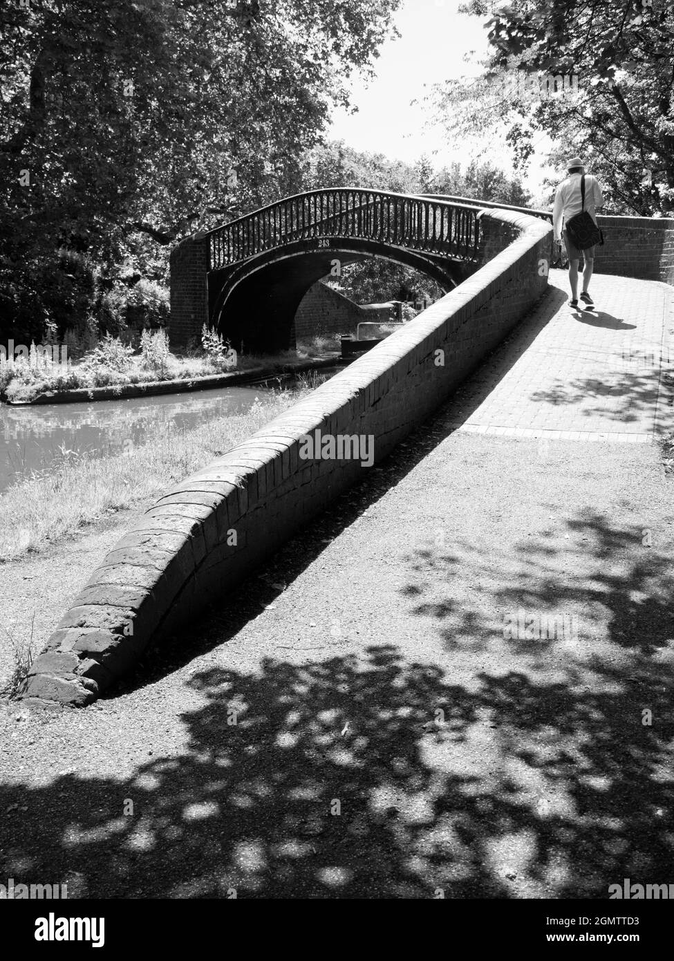 Oxford, England - 27. Juni 2019; ein Mann in Schuss. Die Wasserstraßen, Kanäle, Bäche und Flüsse von Oxford sind eine Quelle für viele ruhige, landschaftliche Freuden. Hier Stockfoto