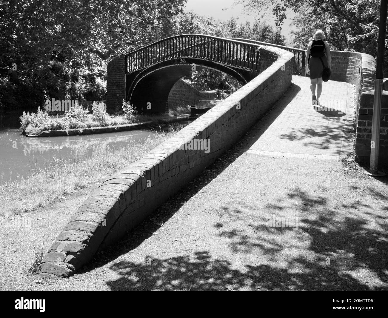 Oxford, England - 27. Juni 2019; eine Frau in Schuss. Die Wasserstraßen, Kanäle, Bäche und Flüsse von Oxford sind eine Quelle für viele ruhige, landschaftliche Freuden. H Stockfoto
