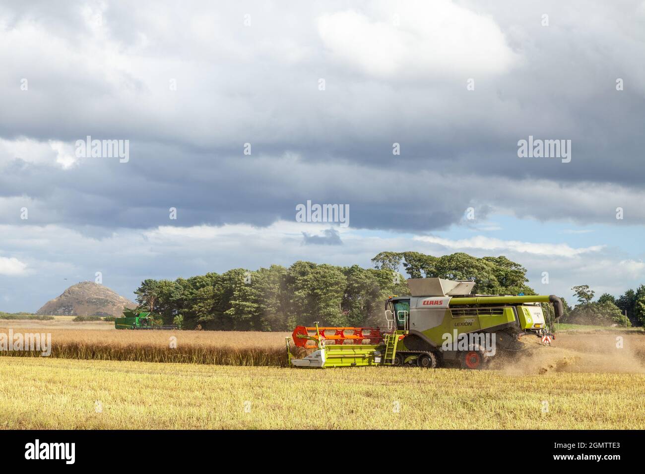 Mähdrescher auf dem Feld in der Nähe von North Berwick, East Lothian Stockfoto