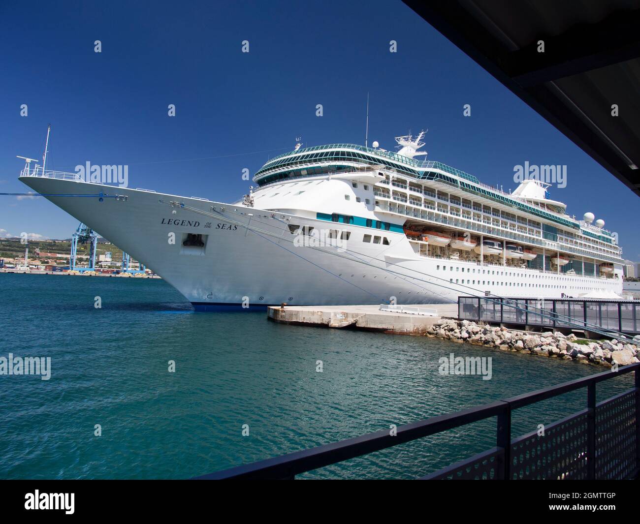 Marseille, Frankreich - 20. Juni 2013; zu Zeiten vor der Pandemie wehten Luxuskreuzfahrtschiffe wie diese Passagiere auf der ganzen Welt. Werden wir ihre l sehen Stockfoto