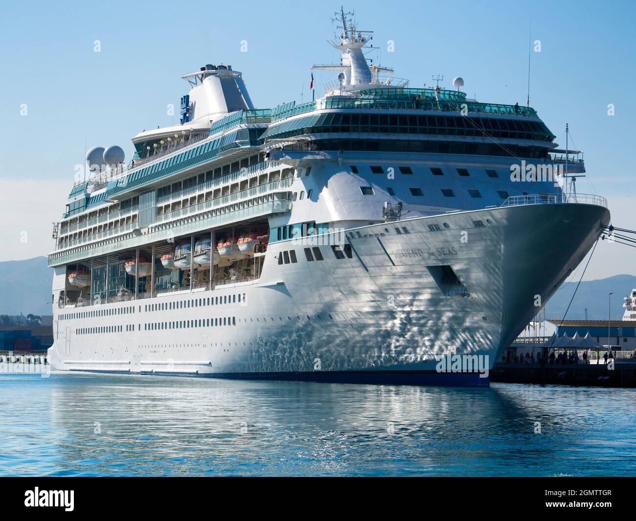 Marseille, Frankreich - 20. Juni 2013; zu Zeiten vor der Pandemie wehten Luxuskreuzfahrtschiffe wie diese Passagiere auf der ganzen Welt. Werden wir ihre l sehen Stockfoto