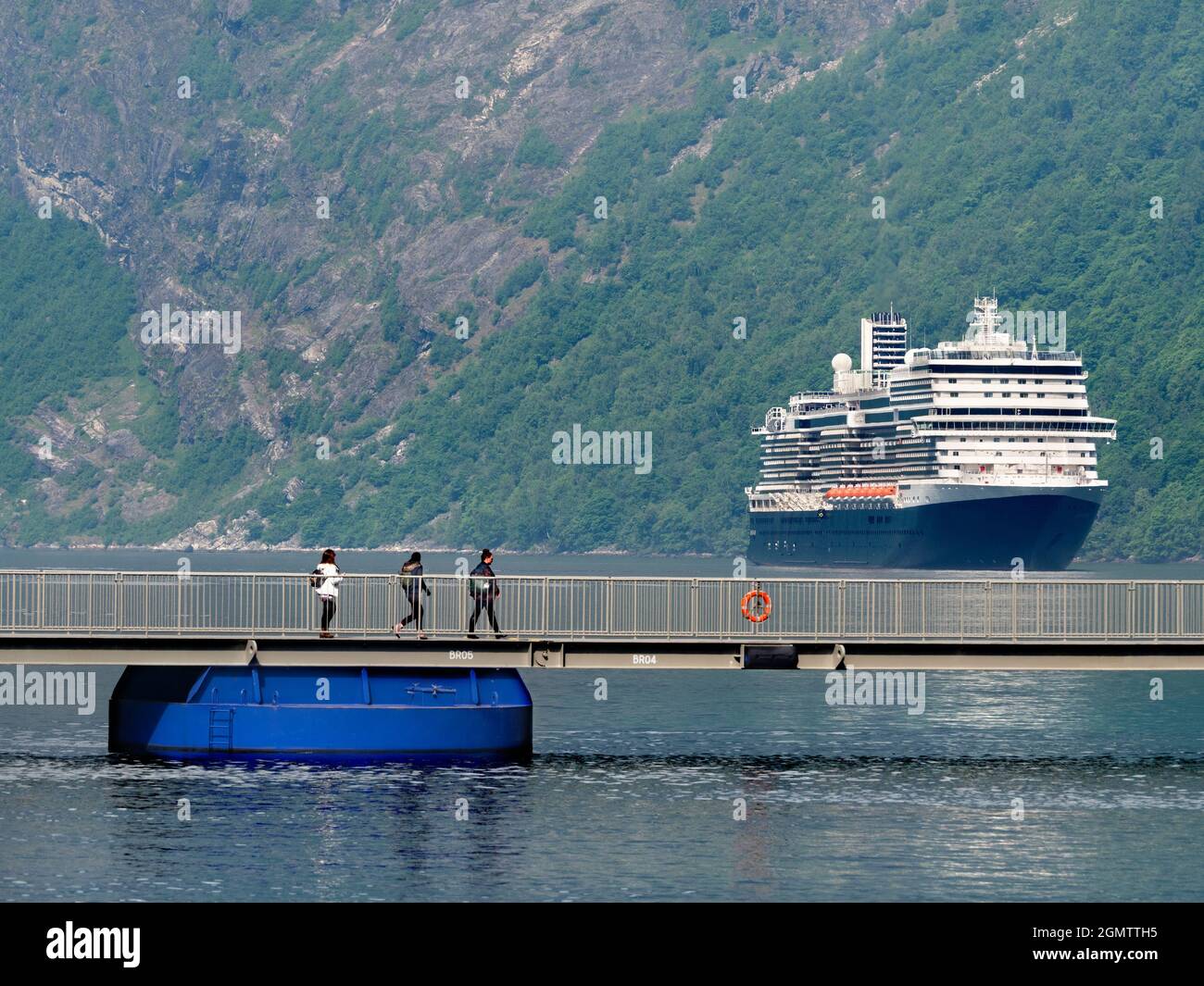 Der herrliche Geiranger Fjord liegt in der Sunnm¿re Region von M¿re Og Romsdall, Norwegen. Es ist eine der beliebtesten Touristenattraktionen Norwegens, es ist eine der beliebtesten Touristenattraktionen Norwegens Stockfoto