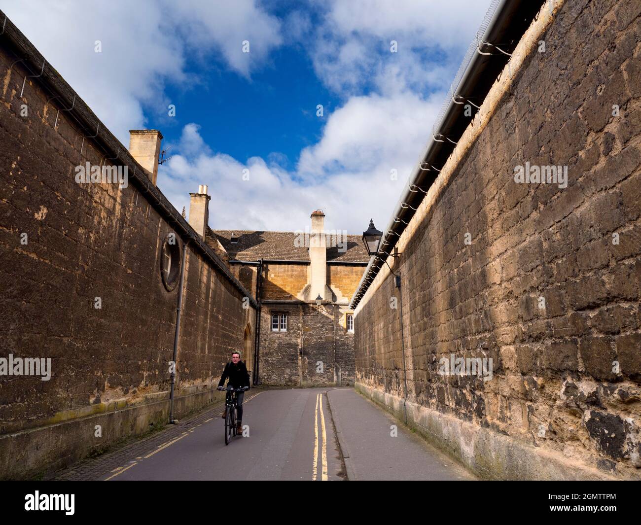 Oxford, England, 26. Februar 2020; ein Mann beim Radfahren in Schuss. Die historische Stadt Oxford hat viele berühmte Sehenswürdigkeiten, Wahrzeichen und Universitäten Stockfoto