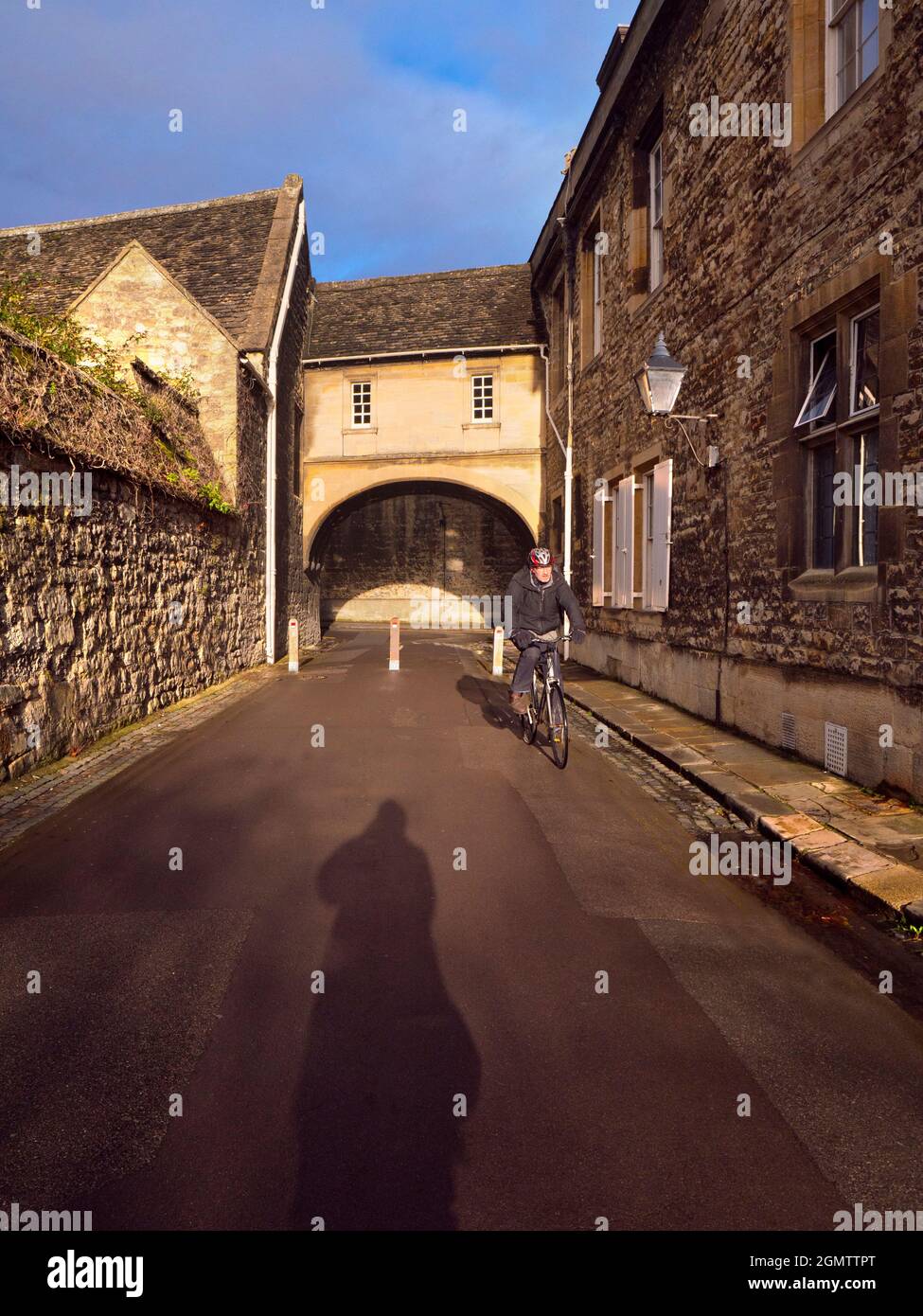 Oxford, England, 21. Mai 2019; ein Mann beim Radfahren in Schuss. Die historische Stadt Oxford hat viele berühmte Sehenswürdigkeiten, Wahrzeichen und Universitäten zu sehen Stockfoto