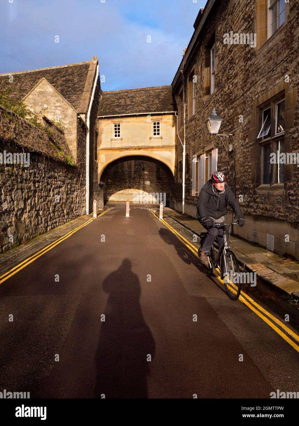 Oxford, England, 21. Mai 2019; ein Mann beim Radfahren in Schuss. Die historische Stadt Oxford hat viele berühmte Sehenswürdigkeiten, Wahrzeichen und Universitäten zu sehen Stockfoto