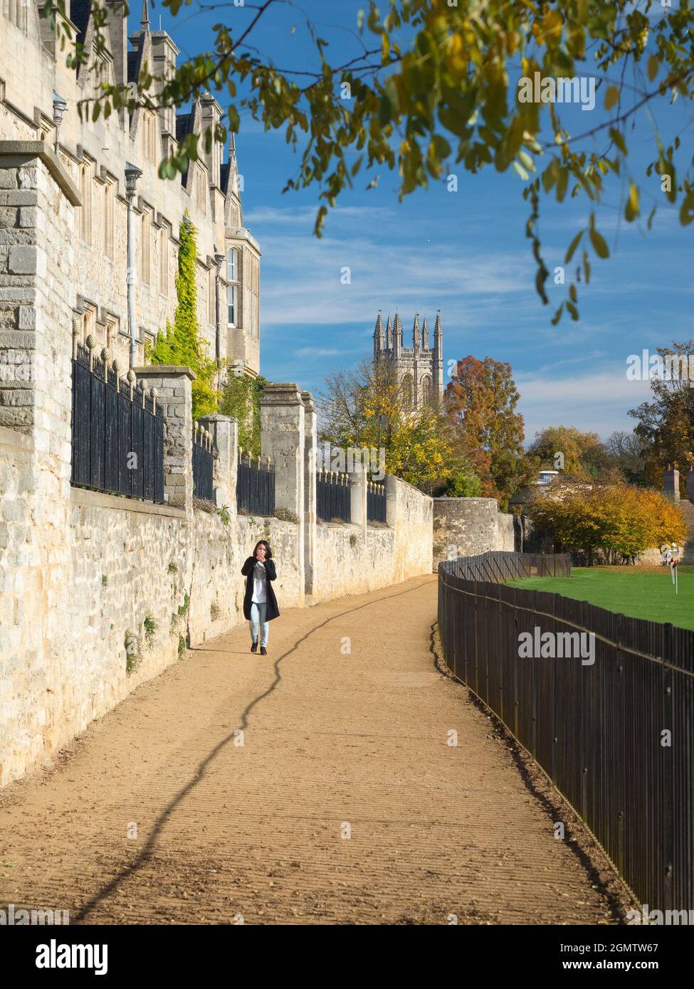 Deadman's Walk ist ein malerischer Wanderweg, der in Ost-West-Richtung im Zentrum von Oxford, England, verläuft und sich unmittelbar südlich des Merton College neben Chr befindet Stockfoto