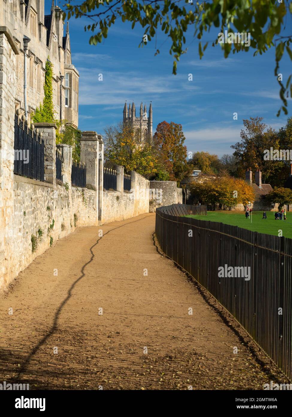 Deadman's Walk ist ein malerischer Wanderweg, der in Ost-West-Richtung im Zentrum von Oxford, England, verläuft und sich unmittelbar südlich des Merton College neben Chr befindet Stockfoto