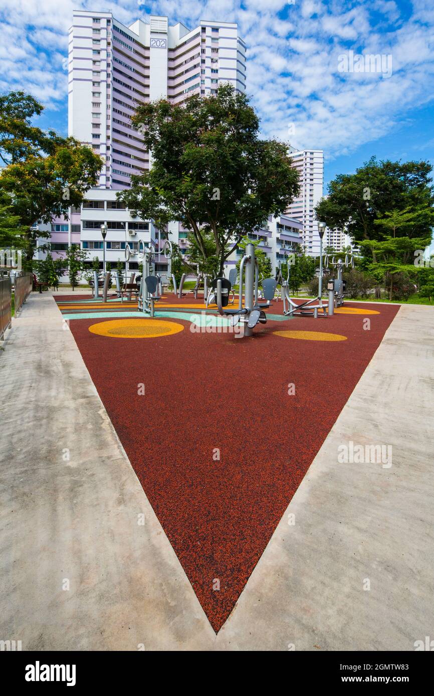 Eine Fitnessecke für die Bedürfnisse der Bewohner, eine Notwendigkeit für die moderne Stadtplanung in der Welt. Singapur. Stockfoto