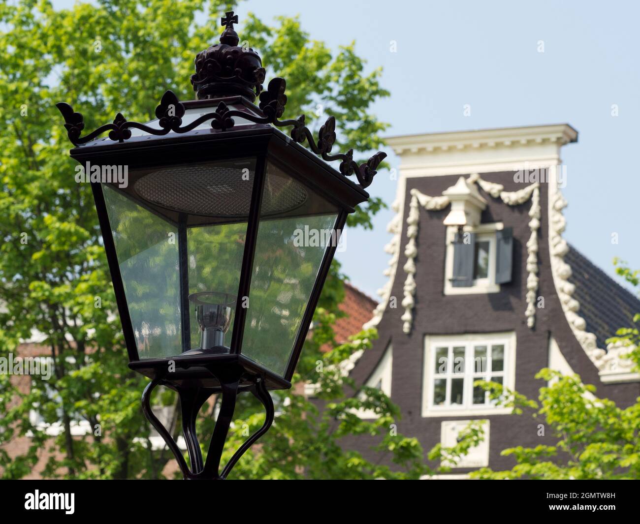 Amsterdam, Niederlande - 28. Mai 2016; Amsterdam ist die Hauptstadt von NetherlandsÕ und berühmt für ihr künstlerisches Erbe, ihr malerisches Kanalsystem und ihr schmal anriges Hou Stockfoto