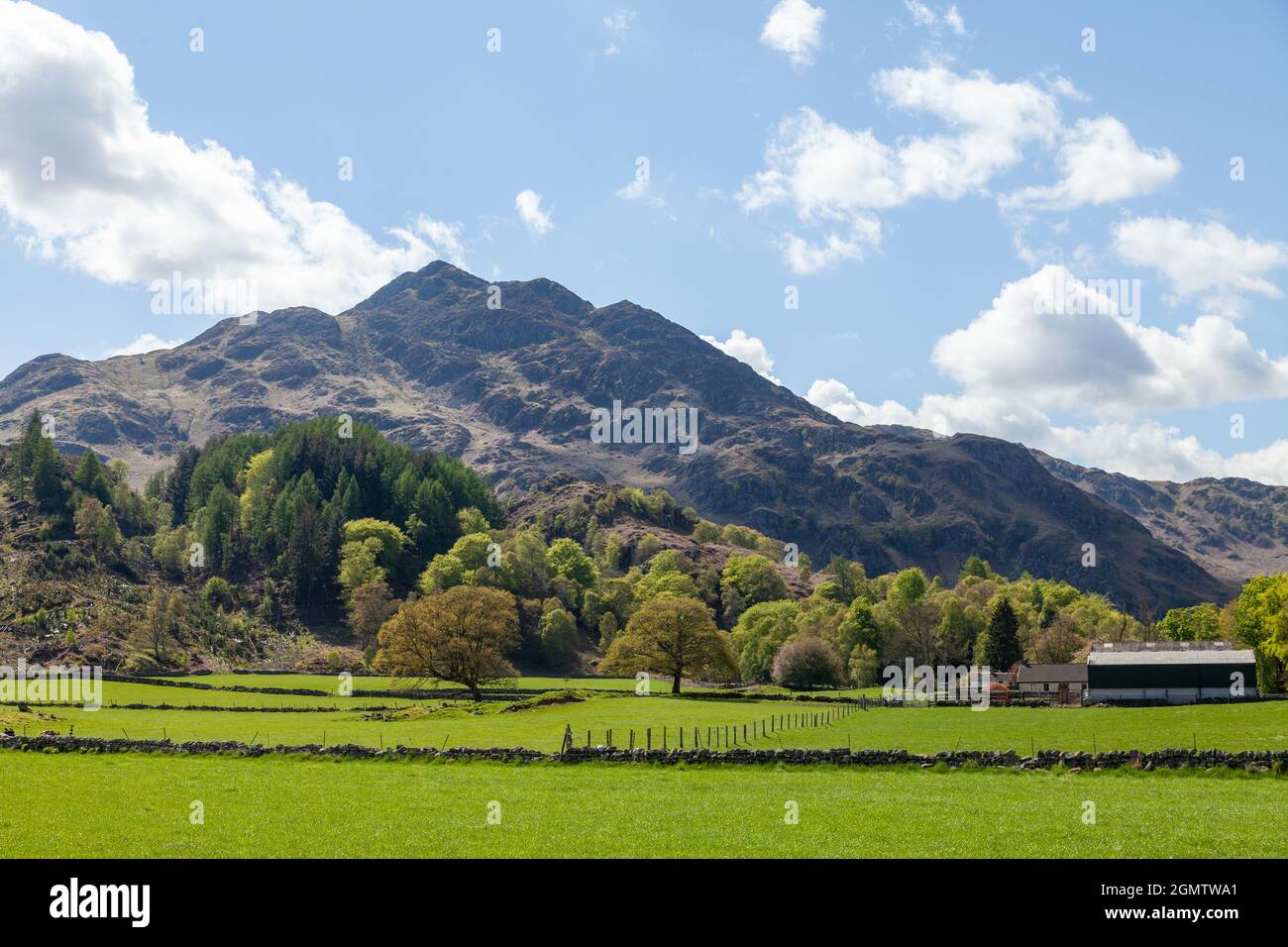 Blick auf Loch Earn und den felsigen Hill am Bioran, St. Fillans, Schottland. Stockfoto