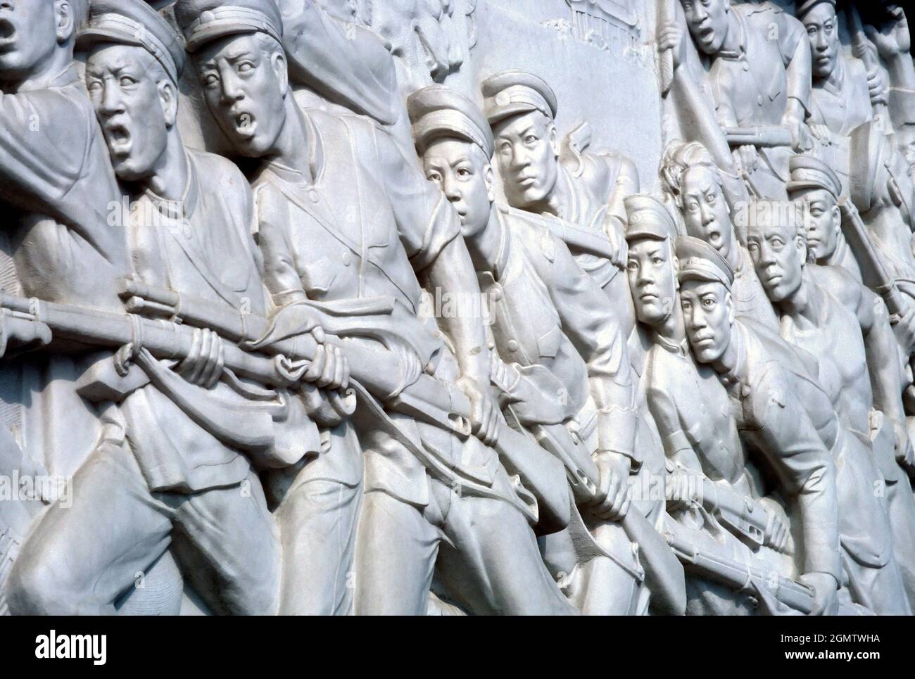 Peking, China - 1982; Kunst oder Propaganda? Wütende Schnitzereien des „Sozialistischen Realismus“ auf der Seite von Maos Mausoleum auf dem Tienanmen-Platz in Peking, China. Stockfoto