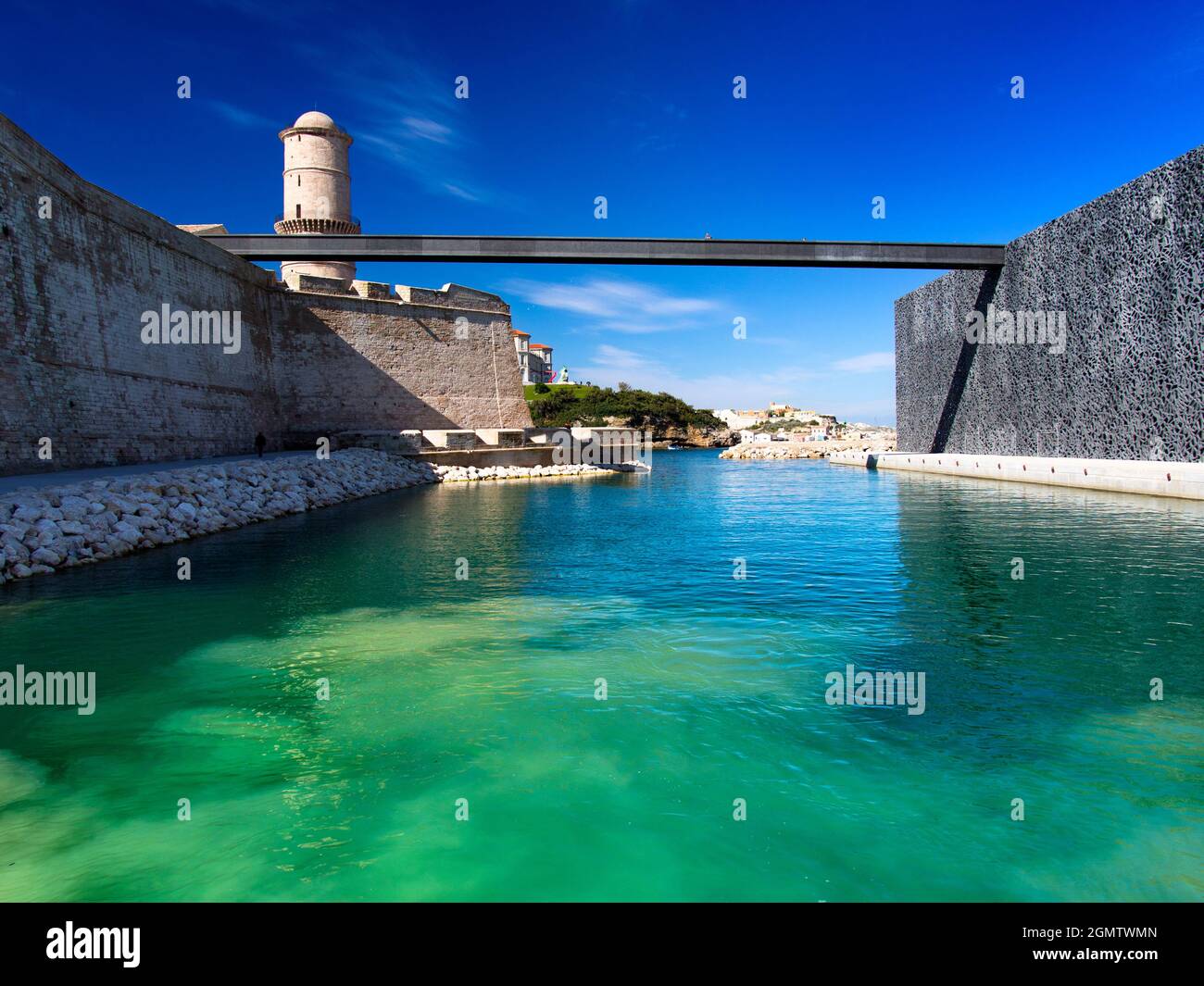 Marseille, Frankreich - 20. Juni 2013; keine Menschen im Blick. Lebendige smaragdgrüne mediterrane Gewässer zieren die alte Gegend von Fort Saint-Jean in Marseille, Frankreich. Th Stockfoto