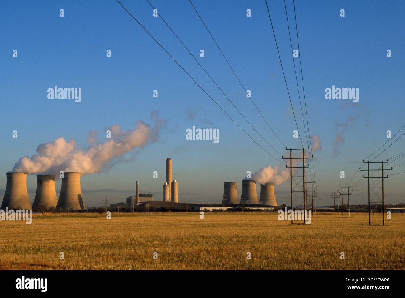 Didcot, Oxfordshire, Großbritannien; das 1970 eröffnete Kohlekraftwerk Didcot mit seinen mehreren riesigen Kühltürmen und Kaminen, das zum dom genutzt wurde Stockfoto