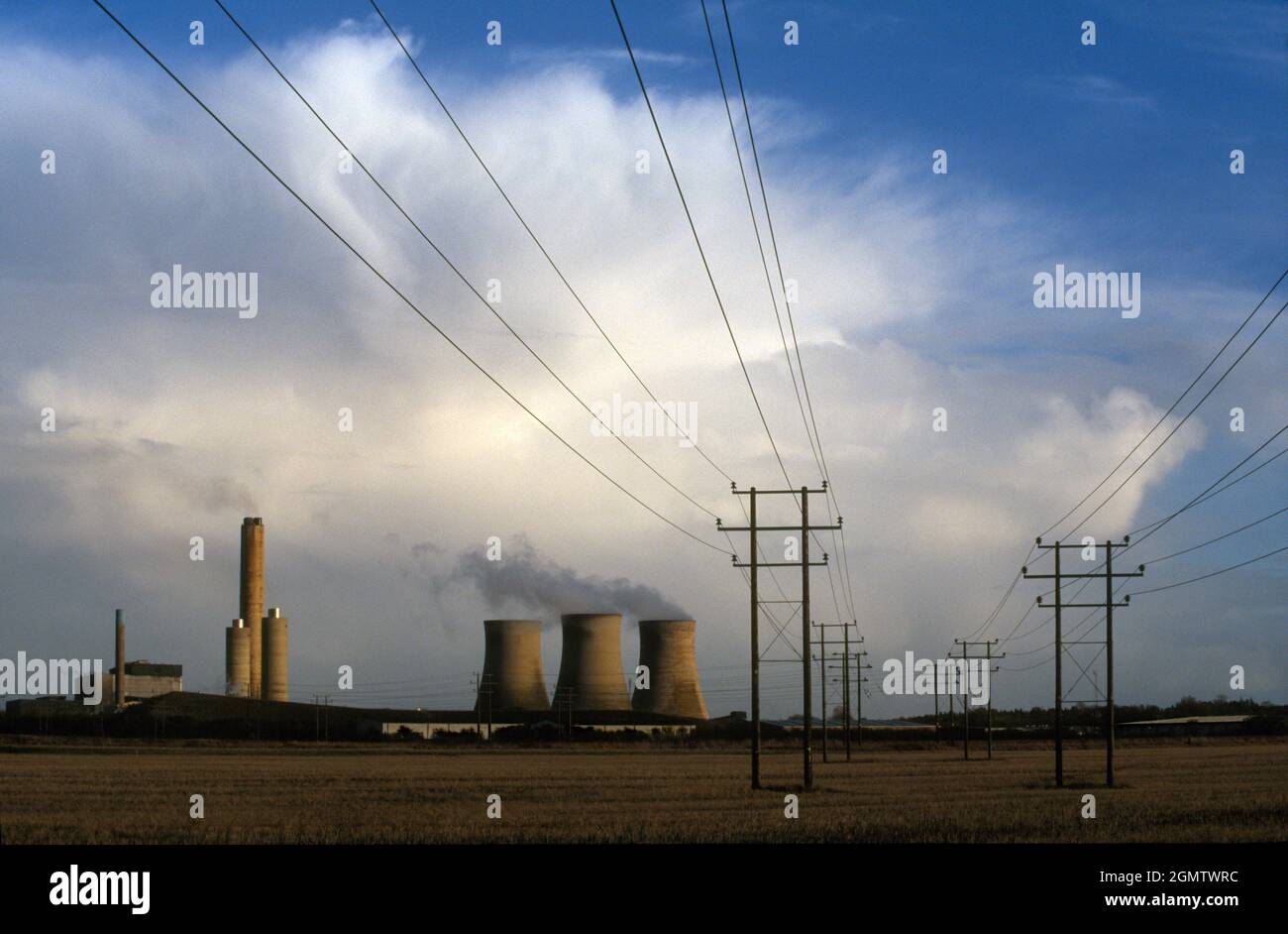Didcot, Oxfordshire, Großbritannien; das 1970 eröffnete Kohlekraftwerk Didcot mit seinen mehreren riesigen Kühltürmen und Kaminen, das zum dom genutzt wurde Stockfoto