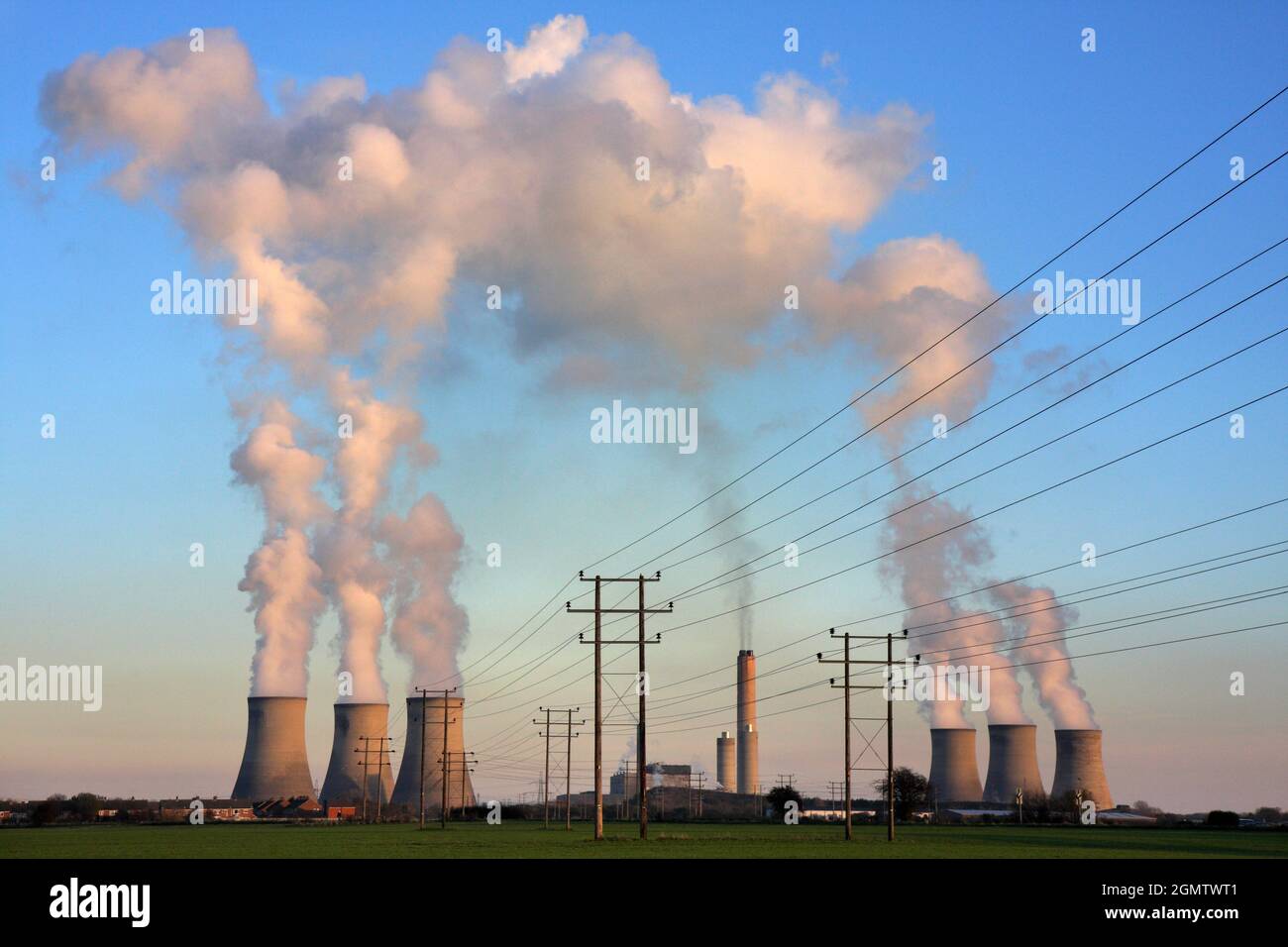 Didcot, Oxfordshire, Großbritannien; das 1970 eröffnete Kohlekraftwerk Didcot mit seinen mehreren riesigen Kühltürmen und Kaminen, das zum dom genutzt wurde Stockfoto