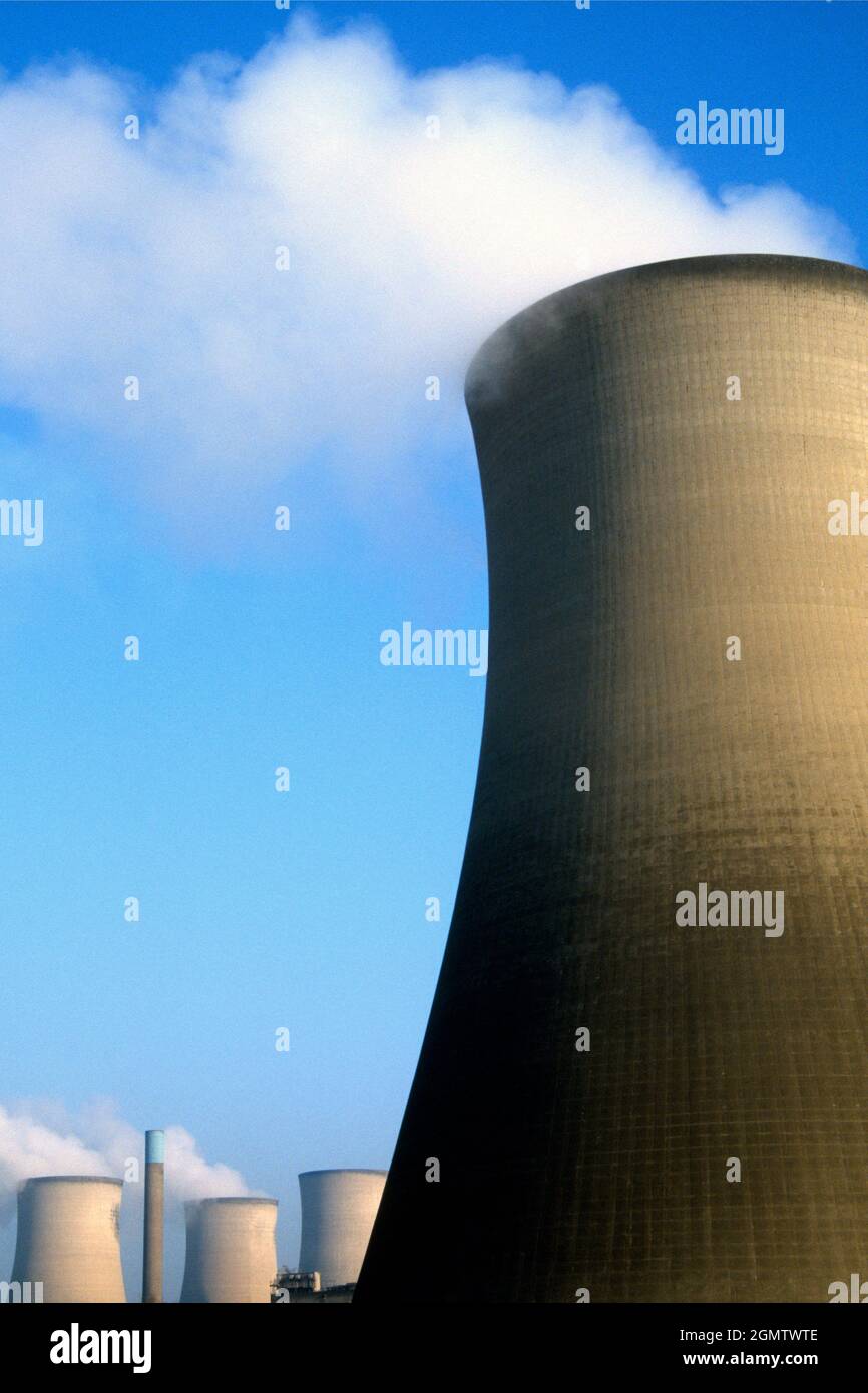 Didcot, Oxfordshire, Großbritannien; das 1970 eröffnete Kohlekraftwerk Didcot mit seinen mehreren riesigen Kühltürmen und Kaminen, das zum dom genutzt wurde Stockfoto