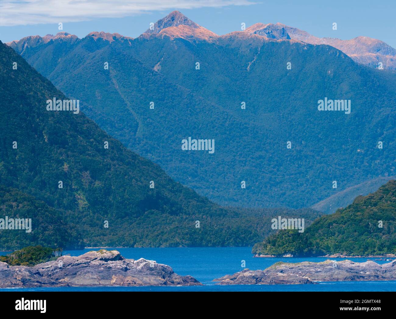 Fiordland, Neuseeland - 25. Februar 2019; Doubtful Sound ist ein herrlicher Fjord des gleichnamigen Fjords im Westen von Neuseeland Stockfoto