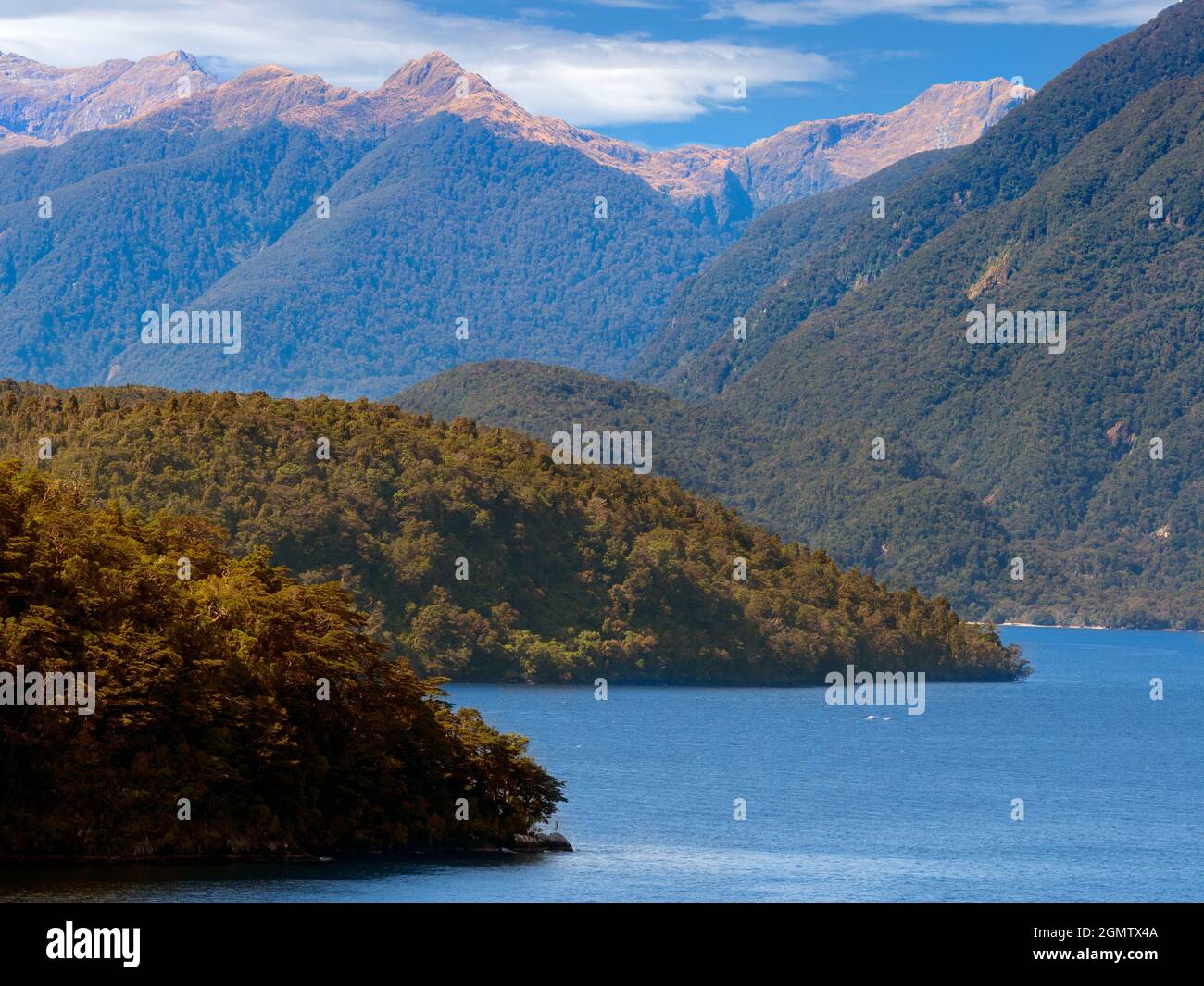 Fiordland, Neuseeland - 25. Februar 2019; Doubtful Sound ist ein herrlicher Fjord des gleichnamigen Fjords im Westen von Neuseeland Stockfoto