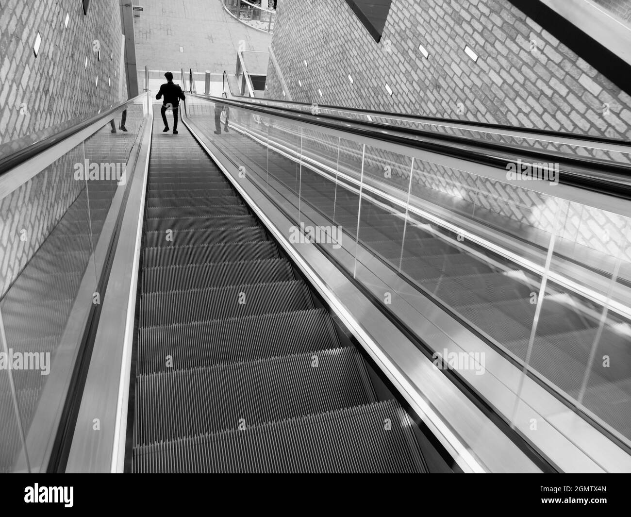 Oxford, England - 7. März 2018; eine Person auf der Rolltreppe Westgate ist ein neues Einkaufsviertel im Stadtzentrum von Oxford, England. Eröffnet im Oktober 2017, ist es Stockfoto