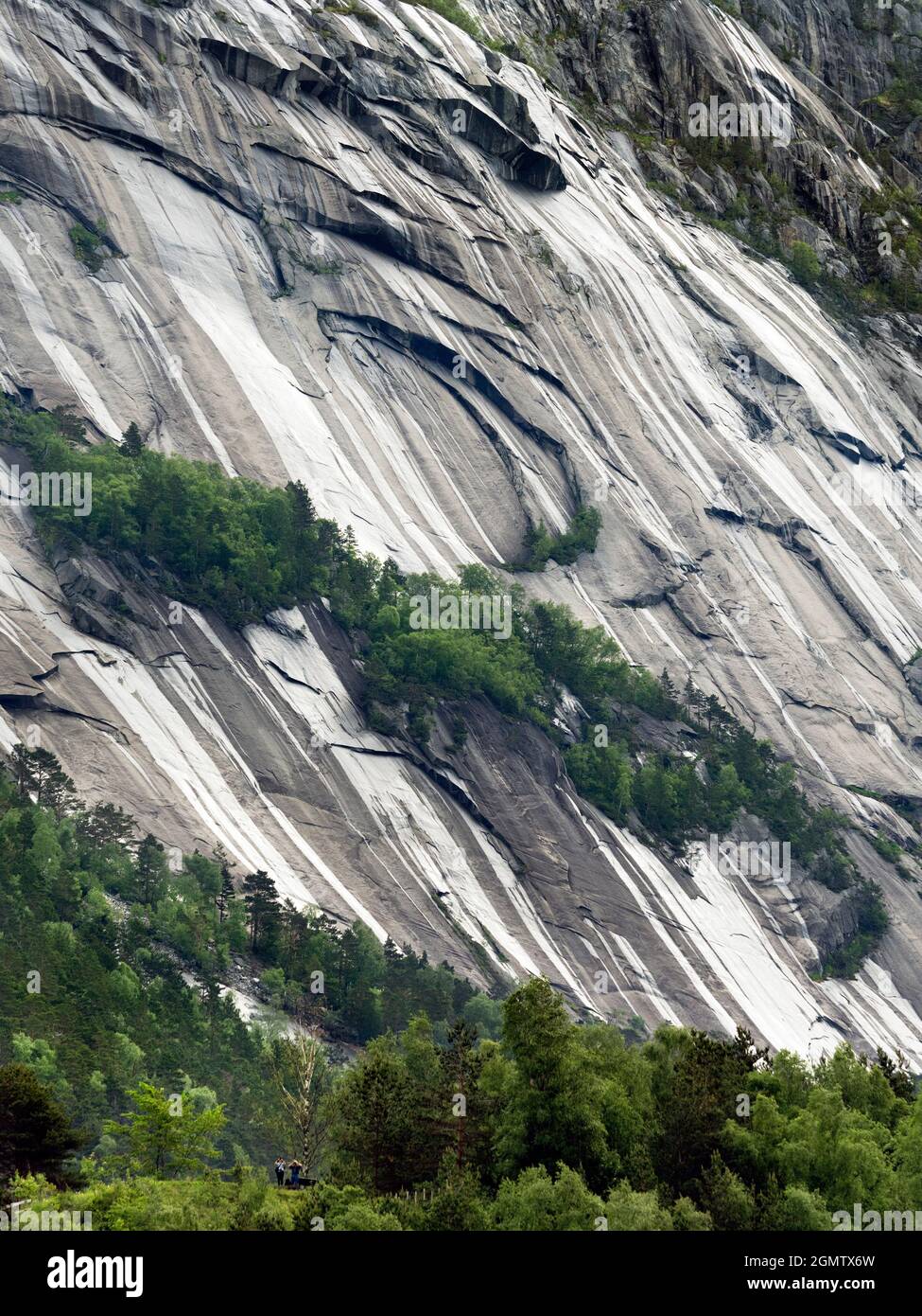 Eidfjord ist eine kleine Stadt im Bezirk Hardanger, an der Westküste Norwegens. Es liegt am Ende des Eidfjords, einem inneren Ast des Großen Stockfoto