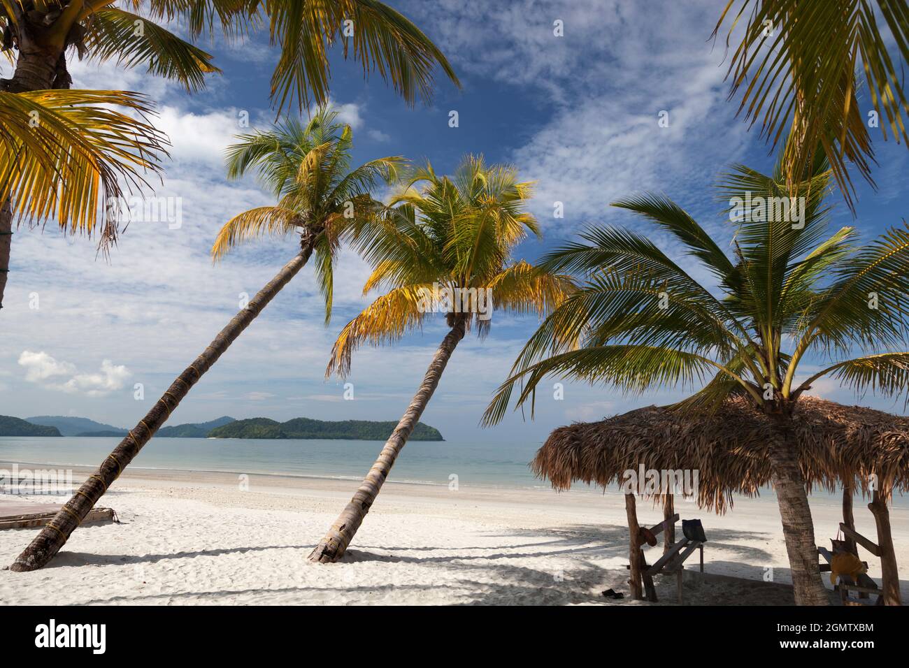 Langkawi, Malaysia - 6. April 2011 Dieses tropische Paradies hat alles - schimmernden weißen Sand, verbogene Palmen und, zumindest am Morgen Stockfoto