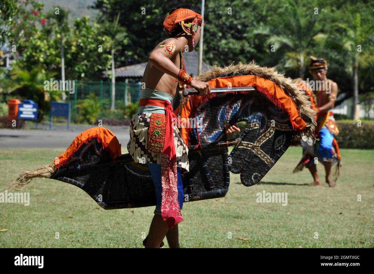 Yogyakarta, Indonesien - 6. Oktober 2013: Jathilanische Kunstperformance im Prambanan Temple Park, Yogyakarta - Indonesien. Jathilan ist ein traditioneller Tanz fr Stockfoto