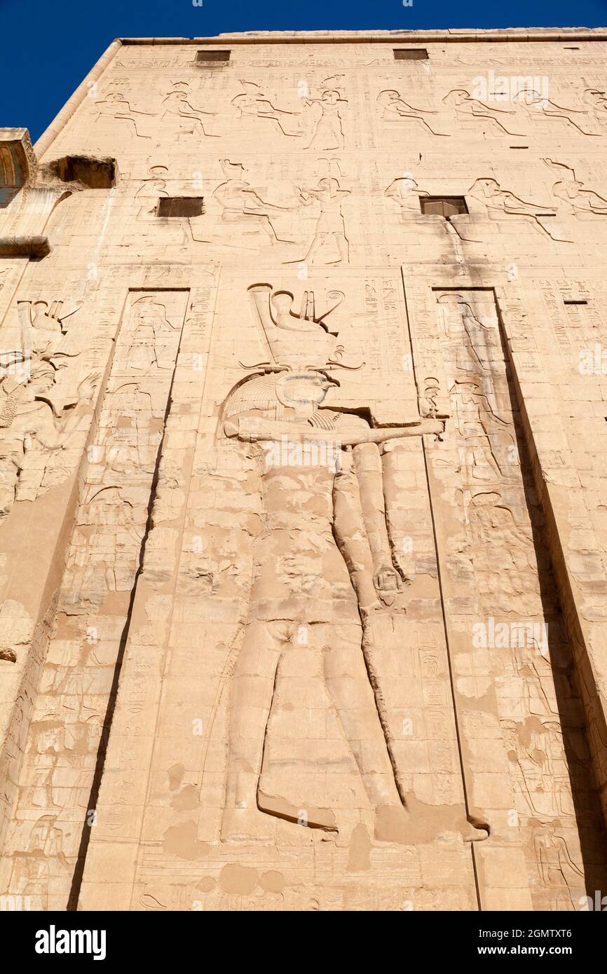 Edfu, Ägypten - 1. Dezember 2012. Der wunderschöne und makellos erhaltene Tempel von Edfu, der dem falkengott Horus gewidmet ist, wurde im ptolemäischen Tempel erbaut Stockfoto