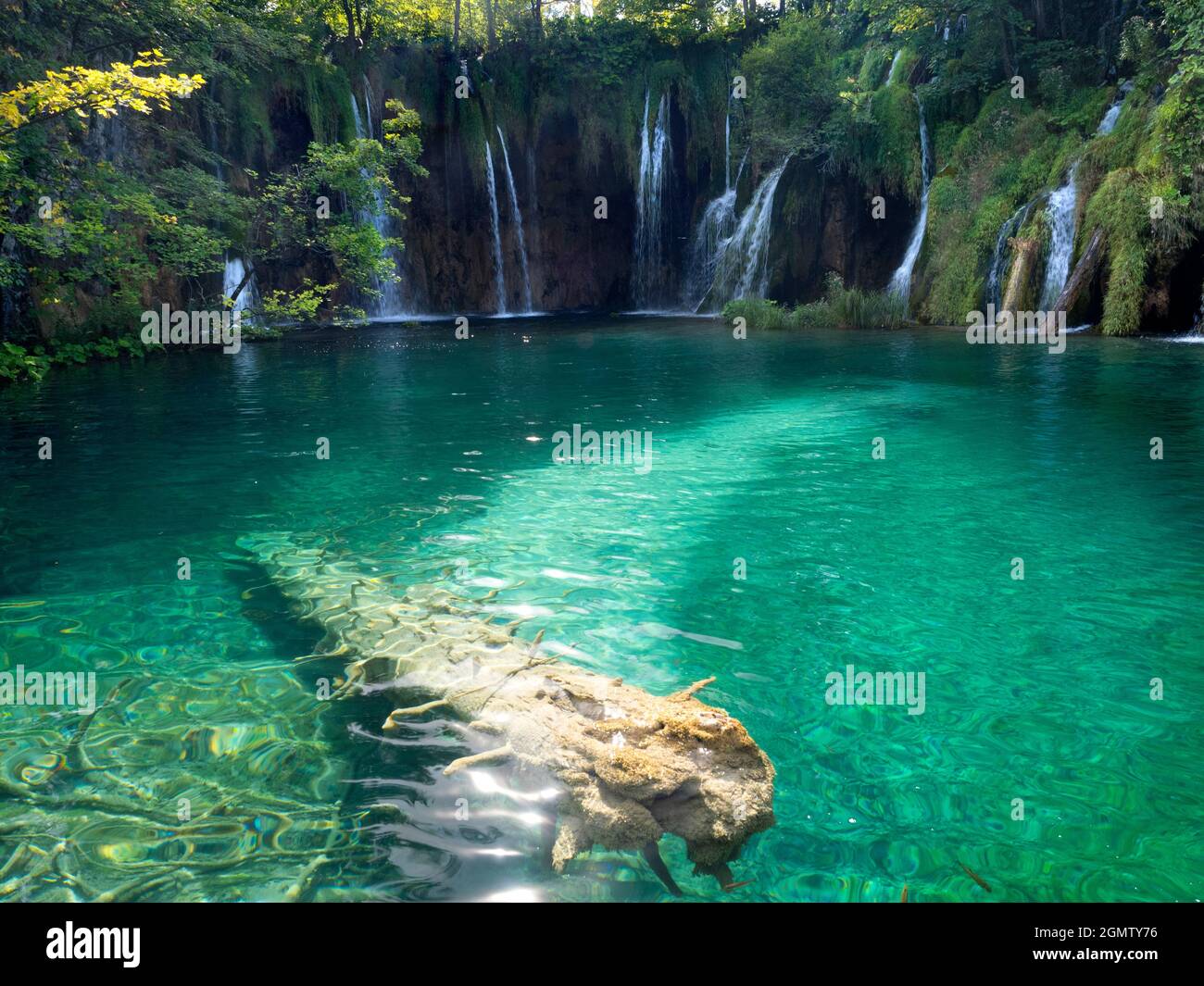 Der Nationalpark Plitvicer Seen, der zum UNESCO-Weltkulturerbe gehört, ist einer der ältesten Nationalparks in Südosteuropa und der größte in Kroatien. Es hat Stockfoto