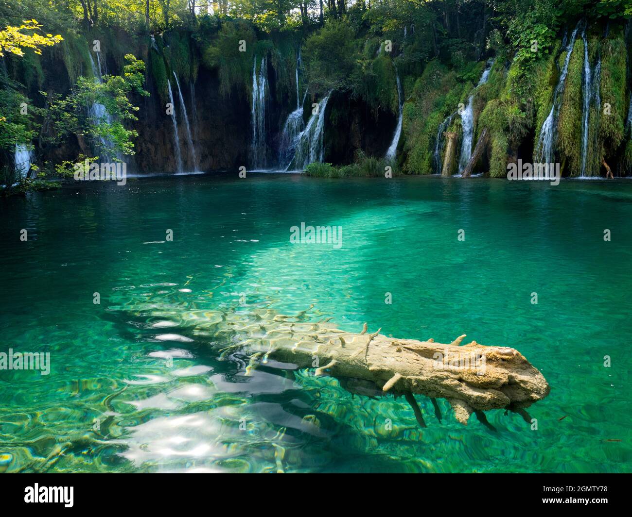 Der Nationalpark Plitvicer Seen, der zum UNESCO-Weltkulturerbe gehört, ist einer der ältesten Nationalparks in Südosteuropa und der größte in Kroatien. Es hat Stockfoto