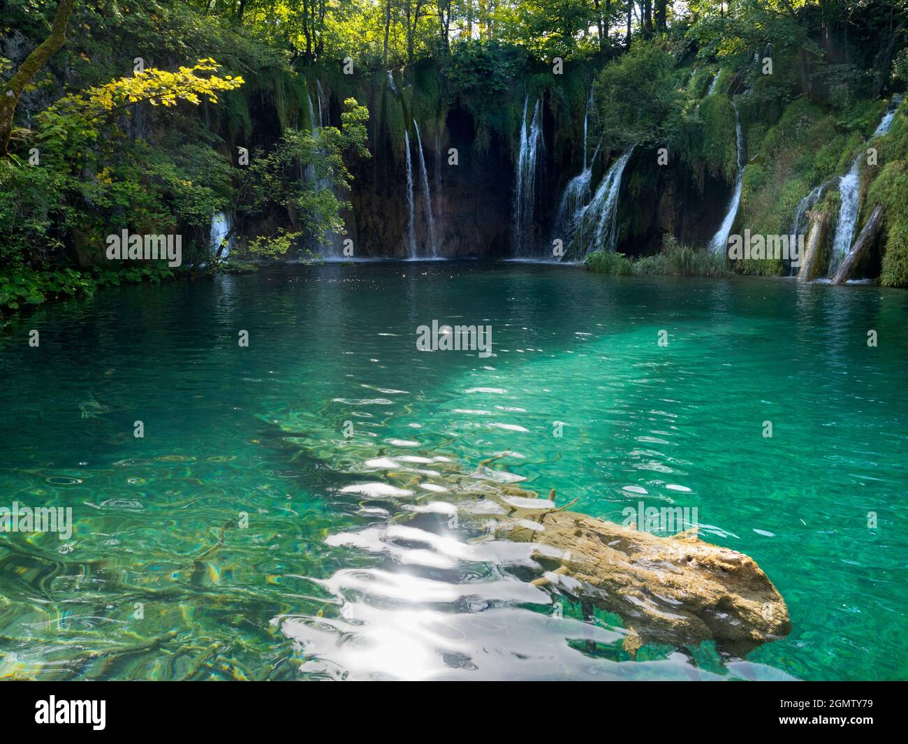 Der Nationalpark Plitvicer Seen, der zum UNESCO-Weltkulturerbe gehört, ist einer der ältesten Nationalparks in Südosteuropa und der größte in Kroatien. Es hat Stockfoto
