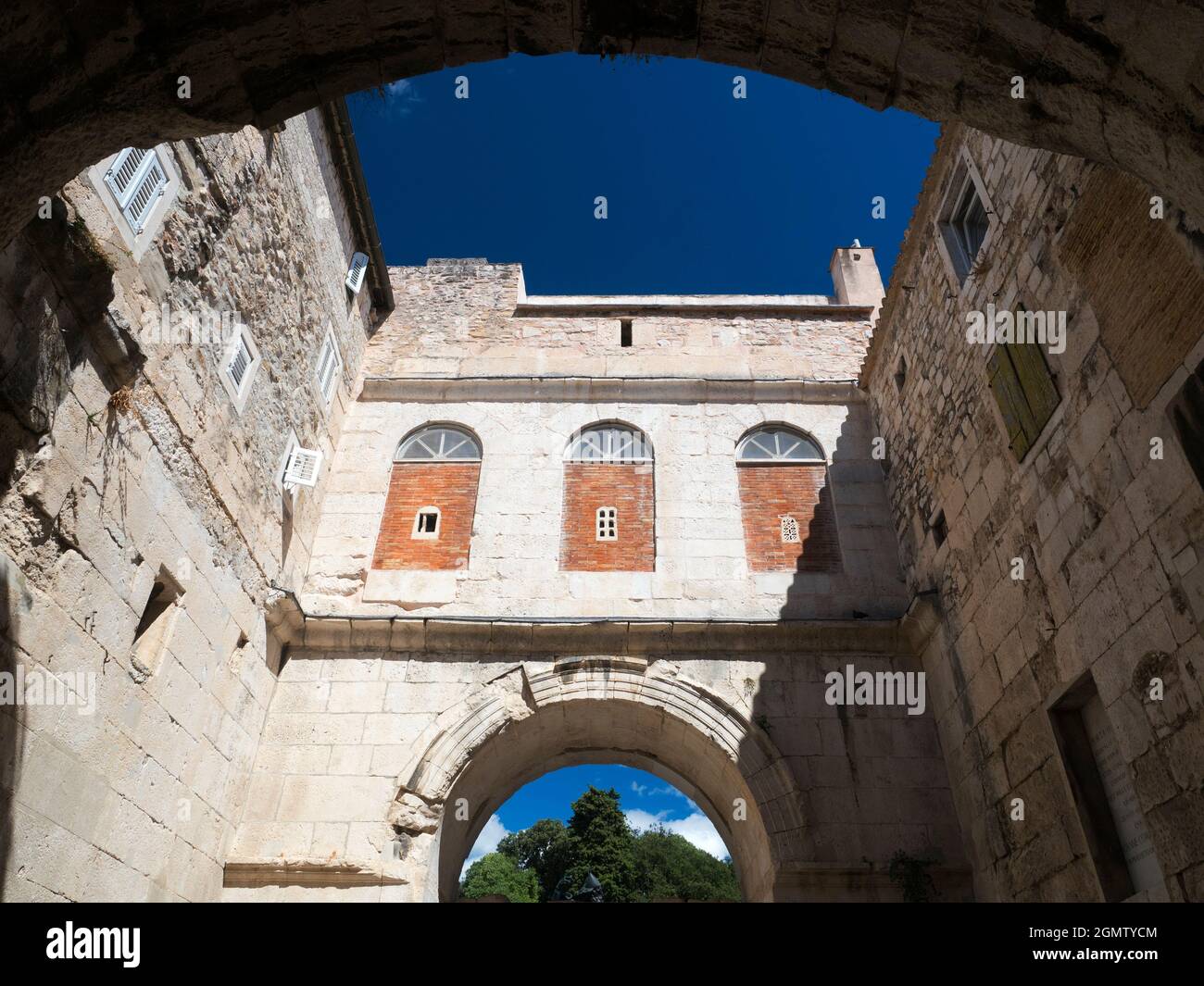 Die historische Stadt Split ist die zweitgrößte in Kroatien und die größte Stadt der Region Dalmatien. Es liegt am östlichen Ufer des Adriat Stockfoto