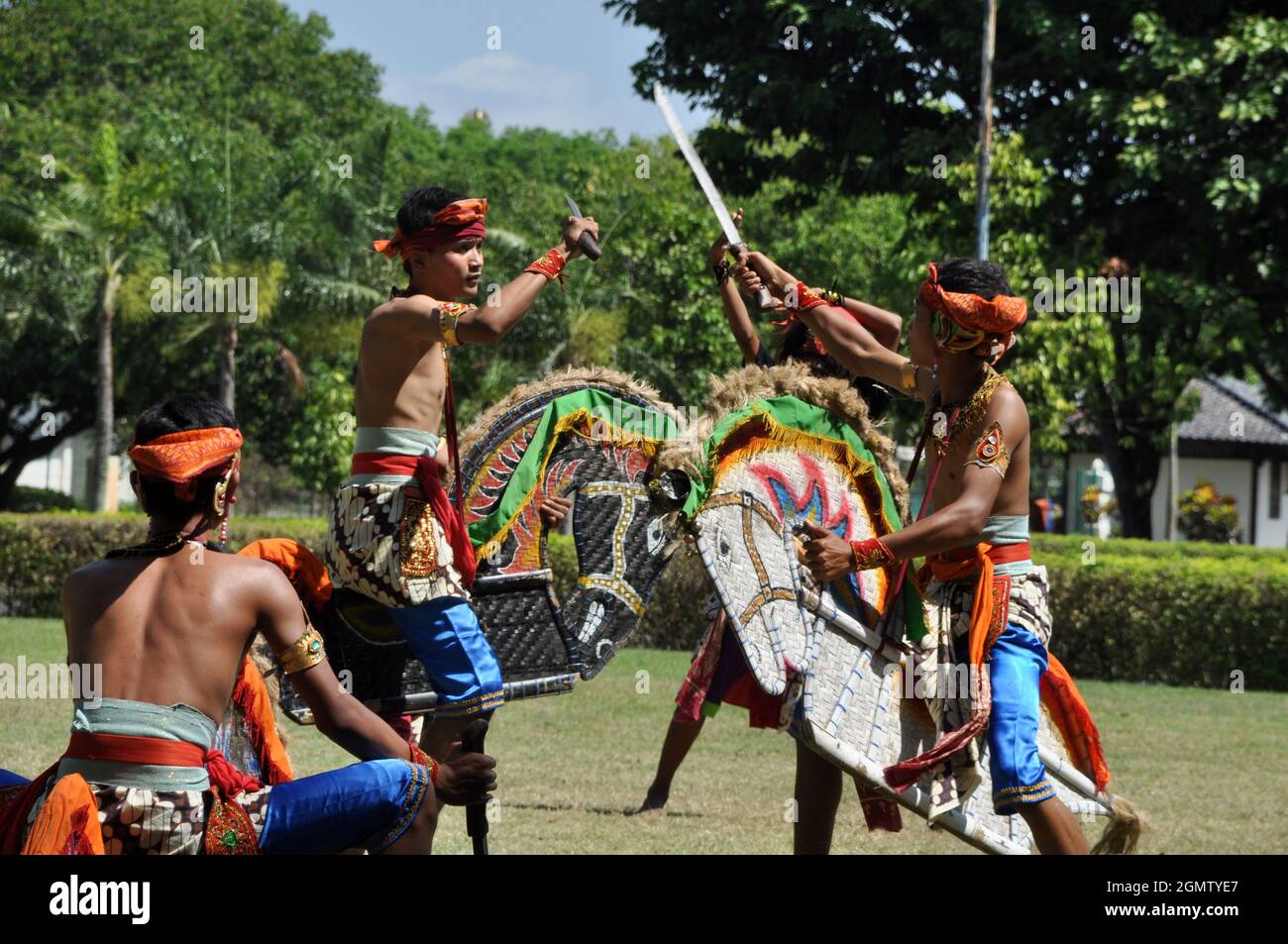 Yogyakarta, Indonesien - 6. Oktober 2013: Jathilanische Kunstperformance im Prambanan Temple Park, Yogyakarta - Indonesien. Jathilan ist ein traditioneller Tanz fr Stockfoto