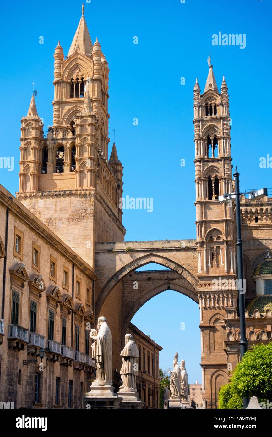 Palermo, Sizilien, Italien - 25. März 2019 die weitläufige Kathedrale von Palermo in Sizilien ist ein bisschen wie eine architektonische Chimäre, bestehend aus vielen Teilen Finish Stockfoto