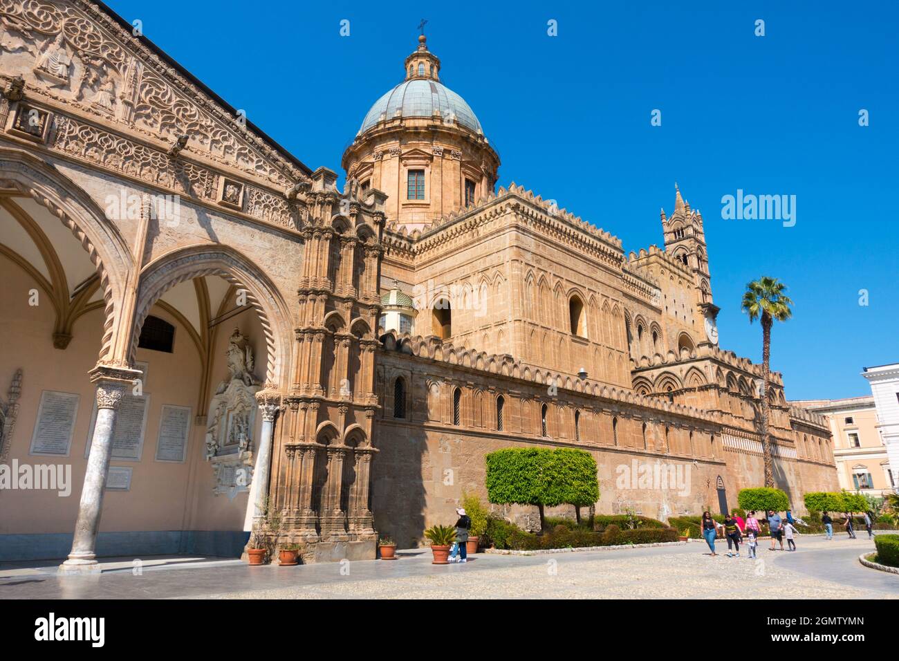 Palermo, Sizilien, Italien - 25. März 2019 die weitläufige Kathedrale von Palermo in Sizilien ist ein bisschen wie eine architektonische Chimäre, bestehend aus vielen Teilen Finish Stockfoto