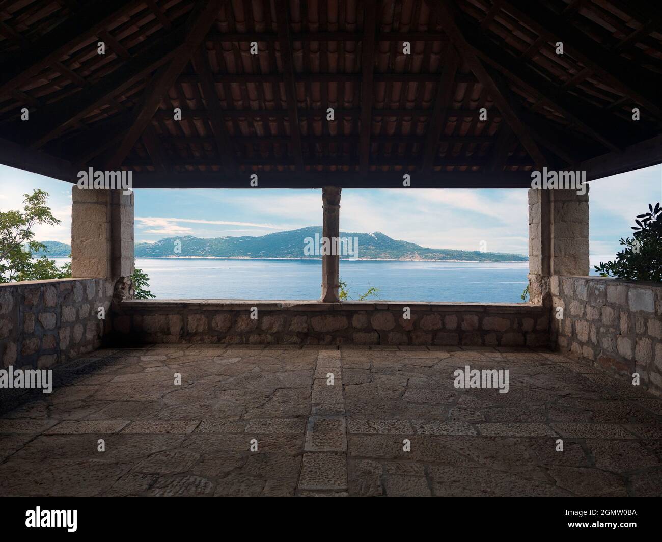 Trstino ist eine kleine Stadt in der Nähe von Dubrovnik in Südkroatien, in malerischer Lage an der Adria. Er ist vor allem für sein Arboretum und seinen Ga bekannt Stockfoto